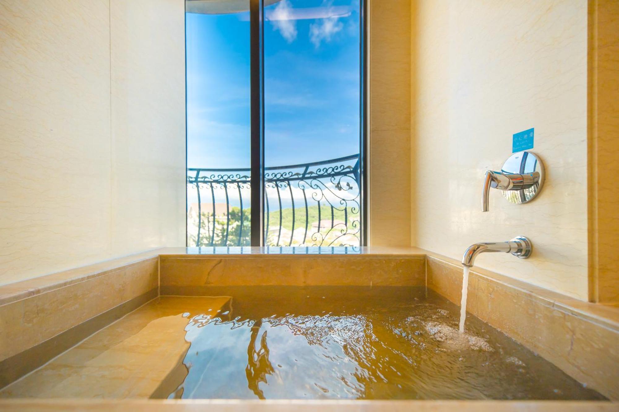 E-Da Royal Hotel Dashu Zewnętrze zdjęcie A modern Japanese bathtub