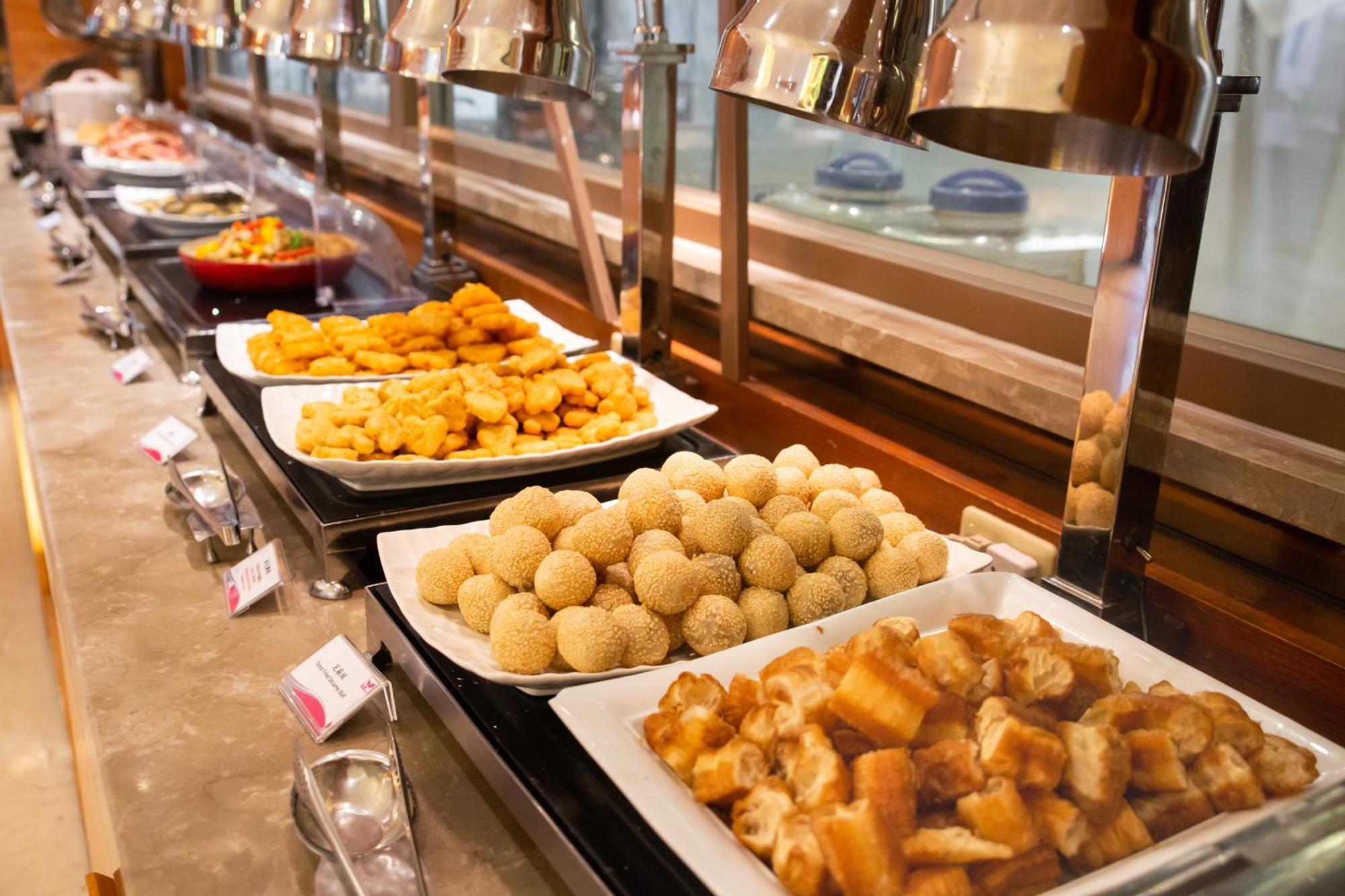 E-Da Royal Hotel Dashu Zewnętrze zdjęcie A buffet at a hotel