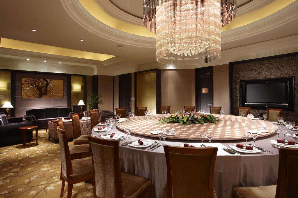 E-Da Royal Hotel Dashu Zewnętrze zdjęcie A private dining room at the Mandarin Oriental, Hong Kong
