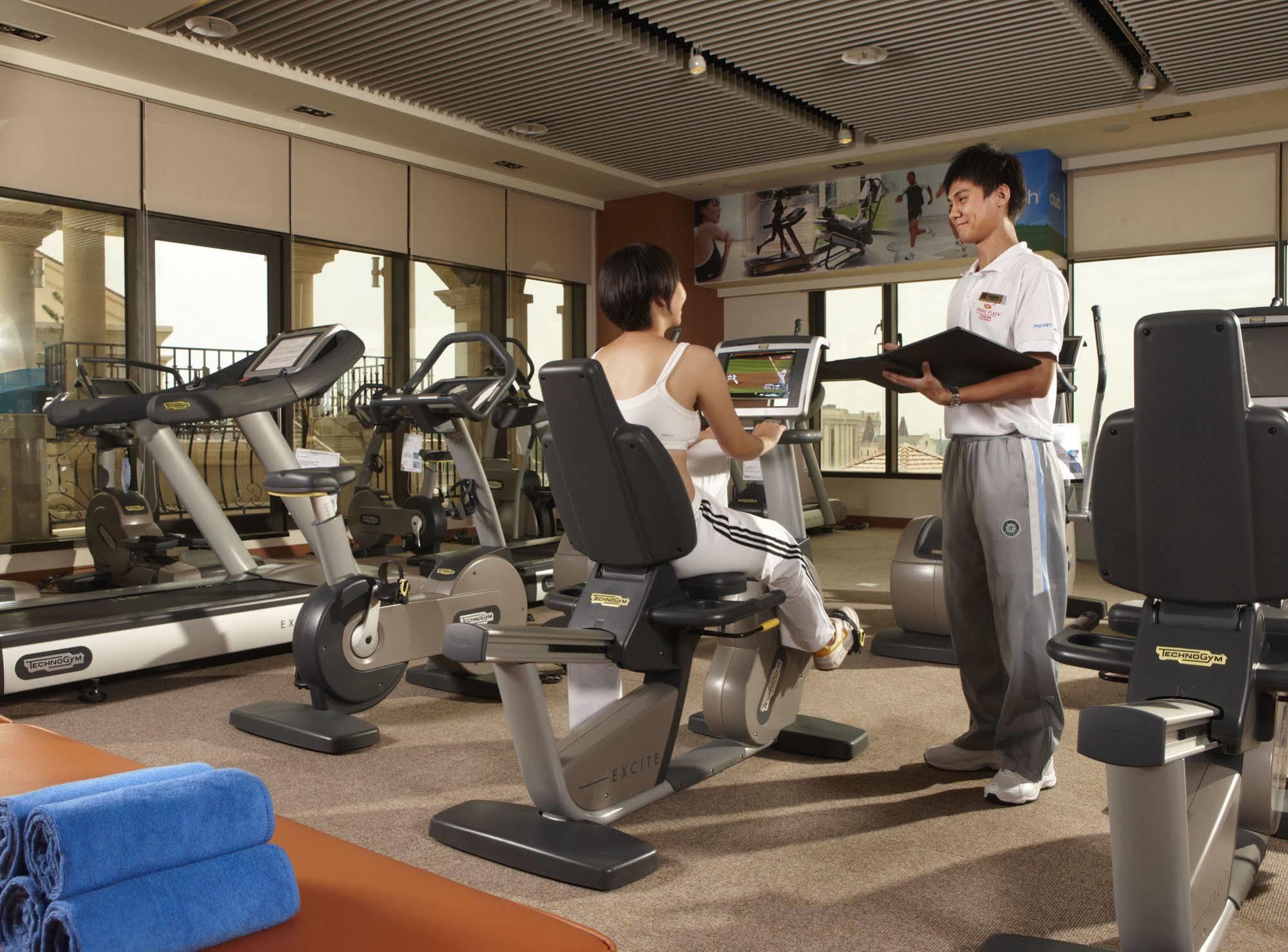 E-Da Royal Hotel Dashu Zewnętrze zdjęcie A personal trainer with a client